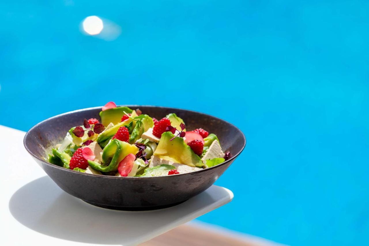 Radisson Blu Es. Hotel, Roma Extérieur photo A salad with avocado